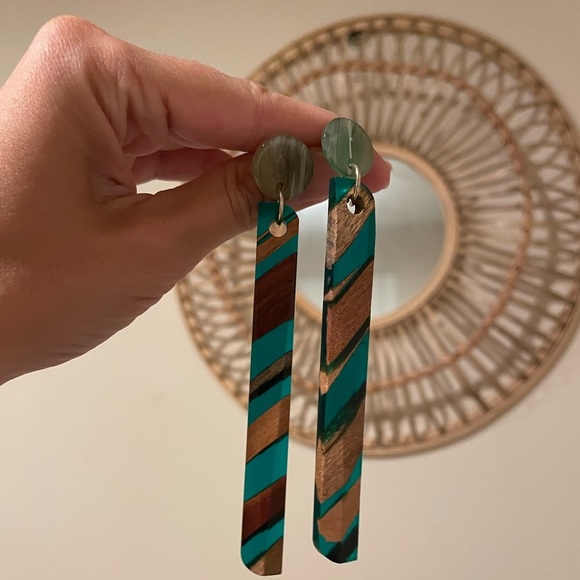 CLOSING SALE! Brazilian earrings - Picture 4 of 4